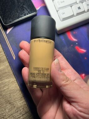 MAC Cosmetics Studio Fix Fluid SPF 15 Liquid Foundation - Beige NW20